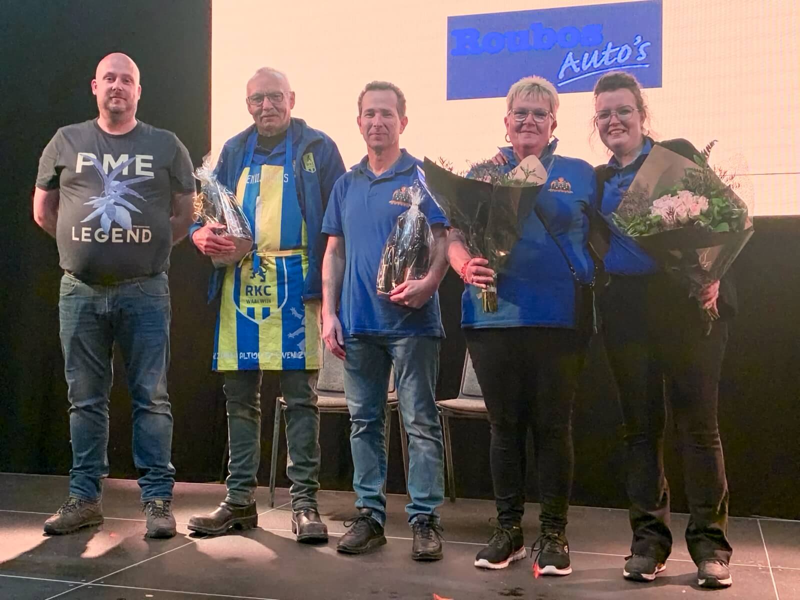 Jurgen Ben Theo Jenny en Danielle met bos bloemen na 80 jaar bevrijd